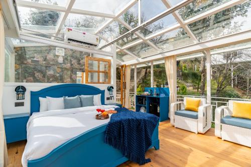 Et opholdsområde på SaffronStays Prism Hill - Glass Suite