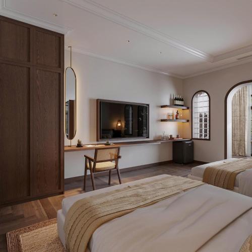 Un dormitorio con dos camas y un televisor de pantalla plana. en Home en Lagom, en Hanói