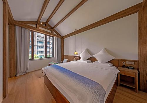 Una cama o camas en una habitación de shanjue Humanities MeiSu(changjiang cabieway Branch)