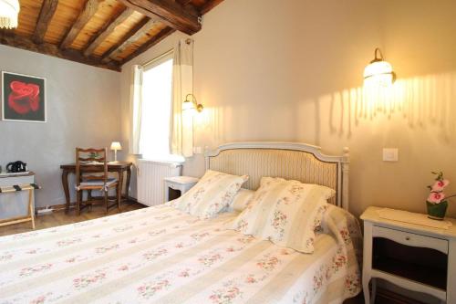 Una cama o camas en una habitación de Chambre La Louis XVI, La Tourelle