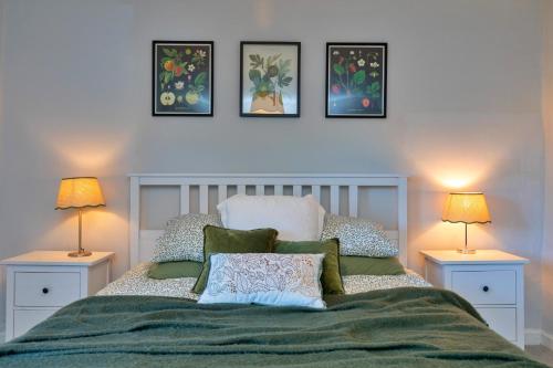 En eller flere senge i et værelse på Finest Retreats - Ingersley Cottage