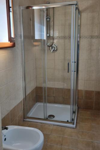 Ένα μπάνιο στο Modern 1st floor apartment with balcony - Casa Berto