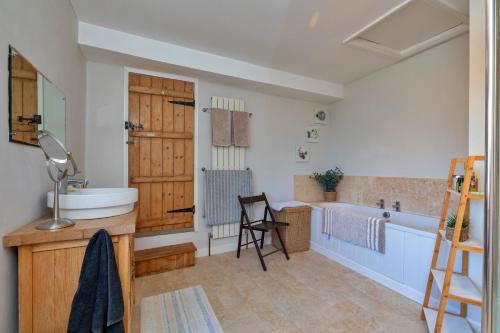 Et badeværelse på Finest Retreats - Ingersley Cottage