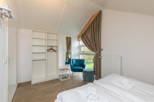 Postel nebo postele na pokoji v ubytování Zonnedorp 21 Beach Villa Joya Renesse | Luxe Strandvilla met Sauna