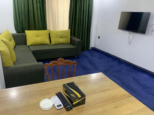 una sala de estar con un sofá y una mesa en موتيلى دانزه اربيل 3, en Erbil