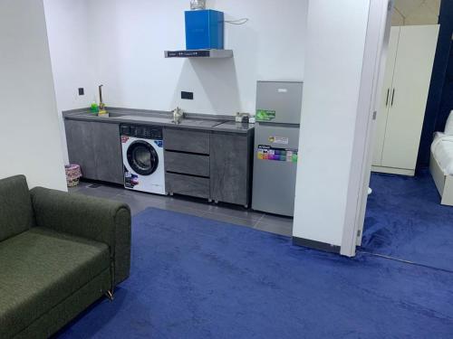 sala de estar con lavadora y sofá en موتيلى دانزه اربيل 3, en Erbil