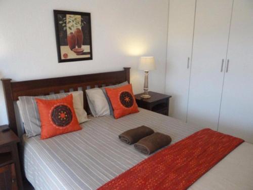 sypialnia z dużym łóżkiem z pomarańczowymi poduszkami w obiekcie Arabella No. 2 w mieście Margate