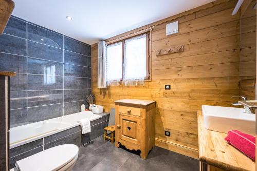 Ένα μπάνιο στο Chalet Le Refuge