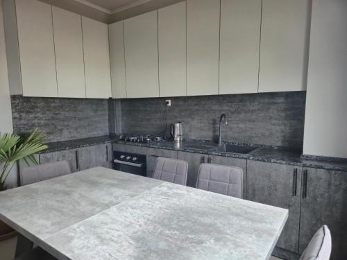 Kuchyň nebo kuchyňský kout v ubytování Гостевой дом Гарни