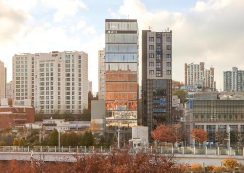 a view of a city with tall buildings at UH Suite The Seoul in Seoul
