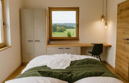 Un dormitorio con una cama y una ventana y un escritorio. en Hochthron Suites, 