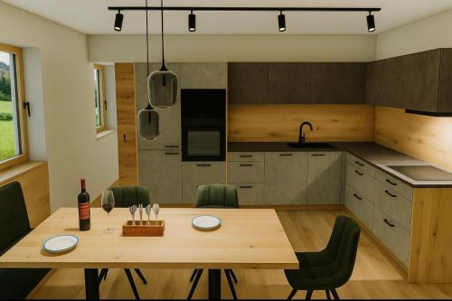 Una cocina con una mesa de madera y sillas verdes. en Hochthron Suites, 