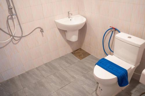 Et badeværelse på Lanta Beautiful beach house 2