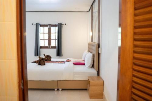 En eller flere senge i et værelse på Lanta Beautiful beach house 2