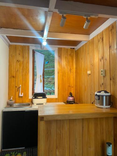 Η κουζίνα ή μικρή κουζίνα στο Cabin wahyu abadi near prau Mountain type mezzanine