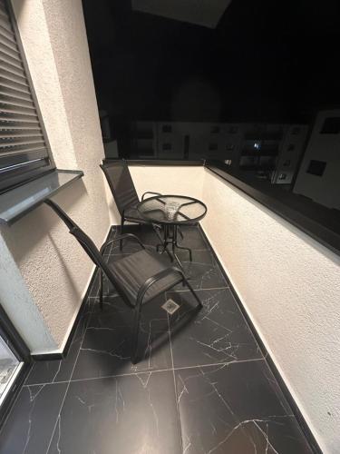 una silla en la parte superior de un balcón en Two modern apartments, en Sibiu