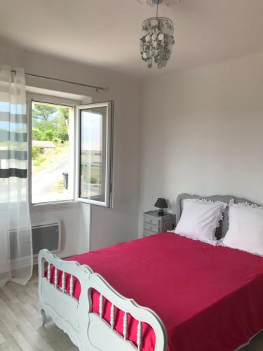 En eller flere senge i et værelse på MAISON et PISCINE PRIVEE