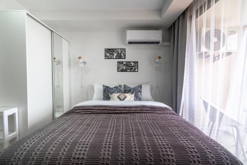 En eller flere senge i et værelse på North Gate Apartments