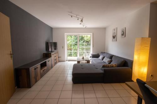 een woonkamer met een bank en een tv bij Ferienwohnung Josi in Ebermannstadt