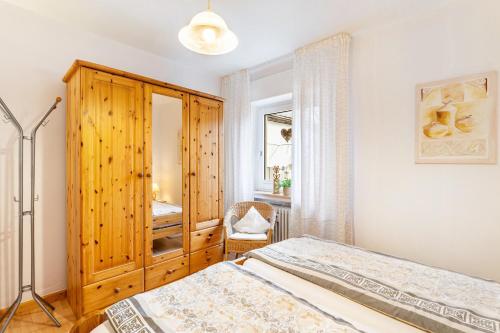 Ferienwohnung Am Kirchplatz في باد وونينبرج: غرفة نوم بسريرين وخزانة خشبية