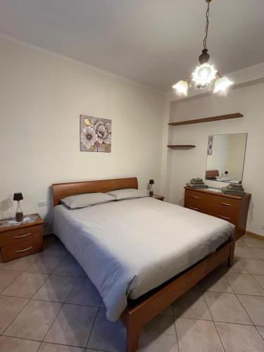 Casa di Marina في سان جيوفاني بيانكو: غرفة نوم بها سرير كبير ومرآة