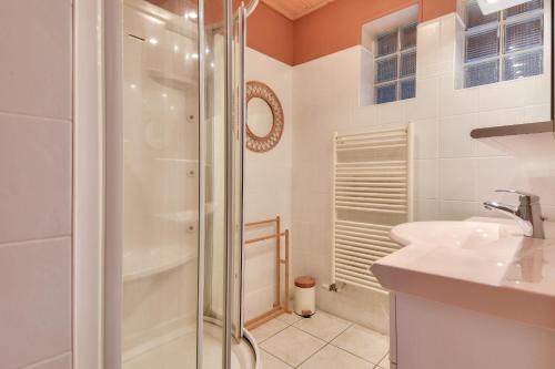 Phòng tắm tại Piscine, 600m de la plage, 6 adultes 4 enfants