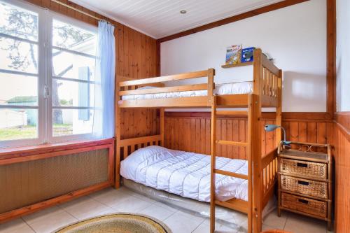 Giường trong phòng chung tại Piscine, 600m de la plage, 6 adultes 4 enfants