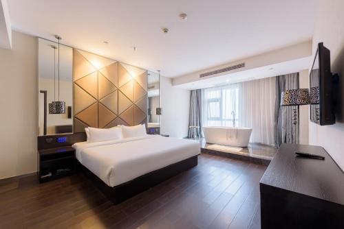 Postel nebo postele na pokoji v ubytování Orange Hotel Hangzhou Jiubao Passenger Transport Center