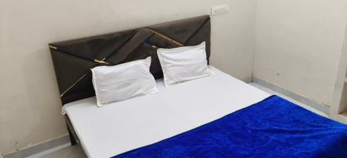 Postel nebo postele na pokoji v ubytování Rudra Prabha Guest House front of Ram Mandir VIP gate number 11 Ayodhya dham railway station 200 metre