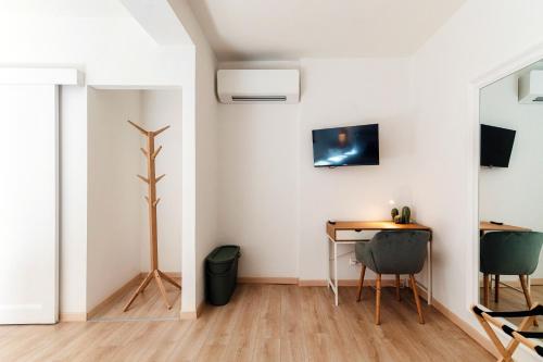 - un salon avec une table, des chaises et un mur dans l'établissement Florida Ascona Rooms by Quokka 360 - Close to Lake and City, à Ascona