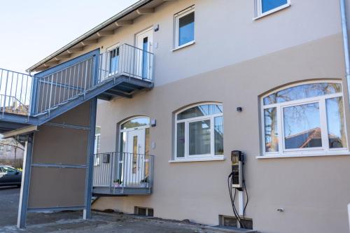 Best Stay Rhöner Gemütlichkeit Dietershausen في كنوزيل: مبنى به شرفات على جانبه