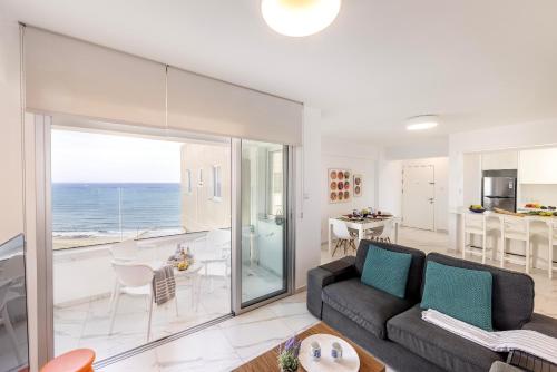 Zona d'estar a Mackenzie Leo Seafront Suite
