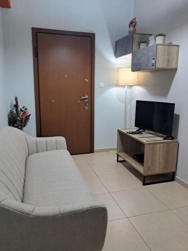 Televízia a/alebo spoločenská miestnosť v ubytovaní Paradise apartment in Koukaki