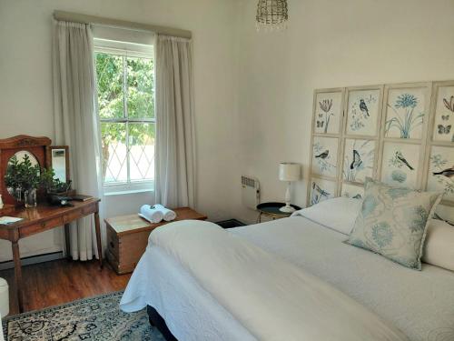 Кровать или кровати в номере Die Tuishuise & Victoria Manor