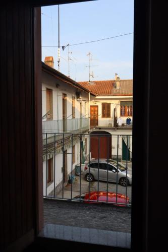 una vista de un aparcamiento desde una ventana en Nottetempo, en Desio