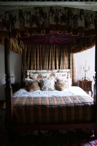 سرير أو أسرّة في غرفة في Chateau de Gudanes