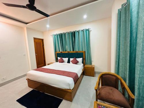Un dormitorio con una cama y un ventilador de techo. en Aradhya Stays Chail, en Jāmb