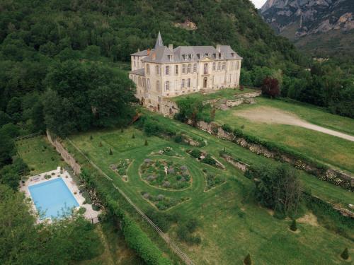 Chateau de Gudanes في Château-Verdun: اطلالة جوية على قلعة مع حديقة