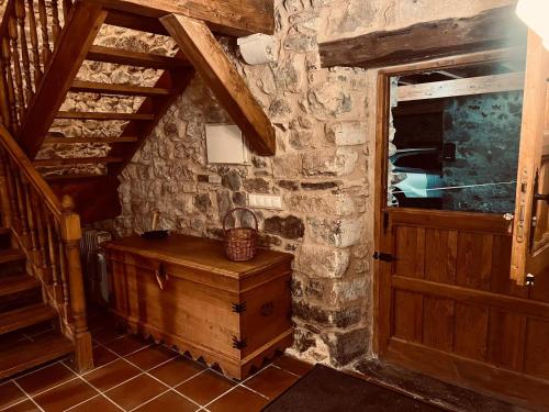 a room with a staircase and a wooden door at Casa Solle - Bonita casa de montaña a 20 min de San Isidro 