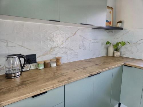 een keuken met een aanrecht met een blender erop bij Sand & Sea Studio Hermanus in Hermanus