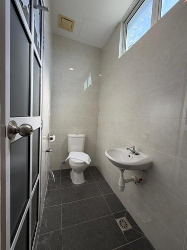 Et badeværelse på T Plus Hotel Bagan