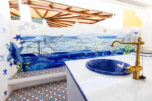 パナレーアにあるArt B&Bの洗面台付きのバスルーム、壁に絵画