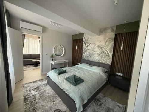 ein Schlafzimmer mit einem großen Bett in einem Zimmer in der Unterkunft ElMar Apartment - ЕлМар Апартмент in Yambol