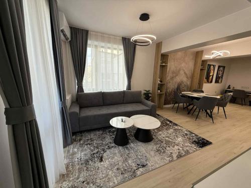 ein Wohnzimmer mit Sofa und Tisch in der Unterkunft ElMar Apartment - ЕлМар Апартмент in Yambol