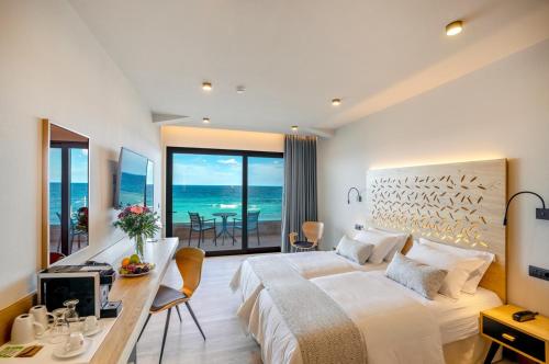 Una cama o camas en una habitación de Atlantis Beach Hotel