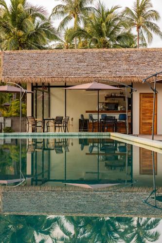 Piscina de la sau aproape de Samaraya Wellness Resort