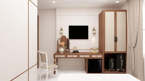 uma sala com uma escrivaninha com uma TV e uma cadeira em Shri Ram Paying Guest House em Varanasi