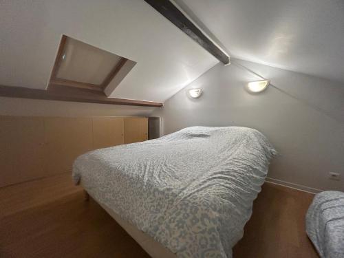 comfortable wooden chalet for family stay في أتيس مو: غرفة نوم بسرير واضاءة على السقف