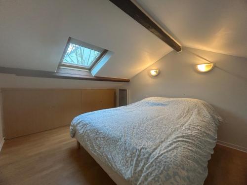 comfortable wooden chalet for family stay في أتيس مو: غرفة نوم بها سرير ونافذة