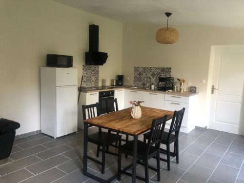 Η κουζίνα ή μικρή κουζίνα στο Cure bien être A l'orée du Bois